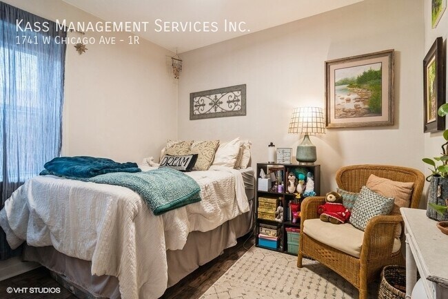 Photo - 1741 W Chicago Ave Unidad 1R