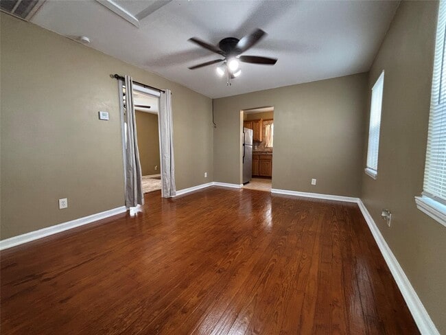 Photo - 422 W Burleson St