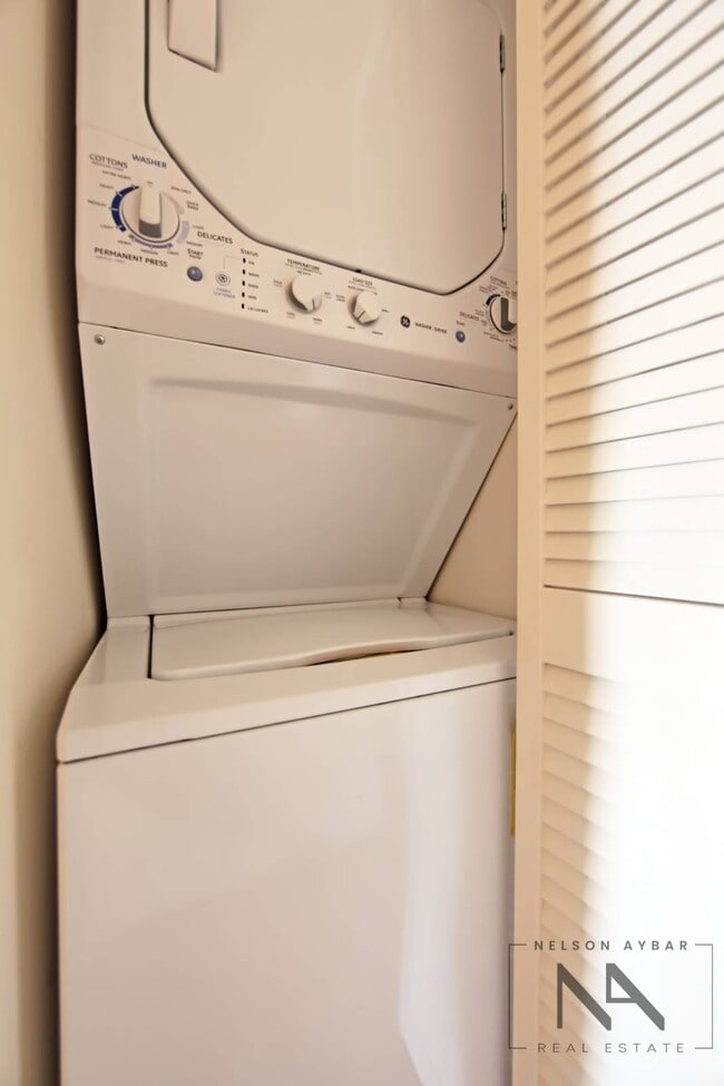 Photo - 695 Union St