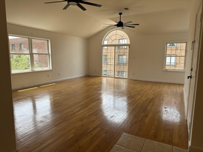 Building Photo - 2024 Grand Ave Unit 2