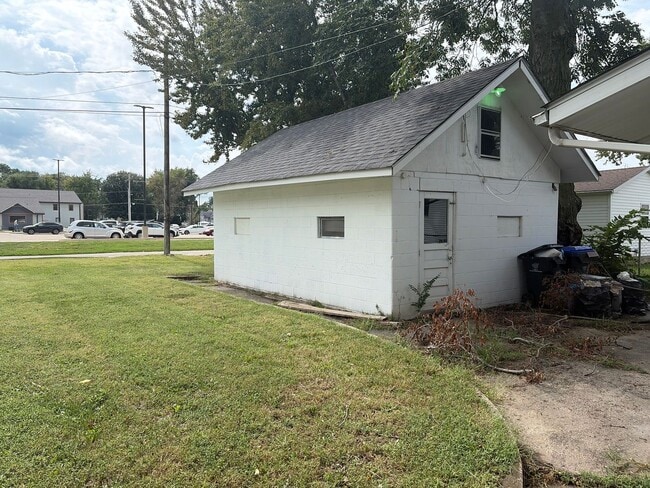 706 W Walnut St