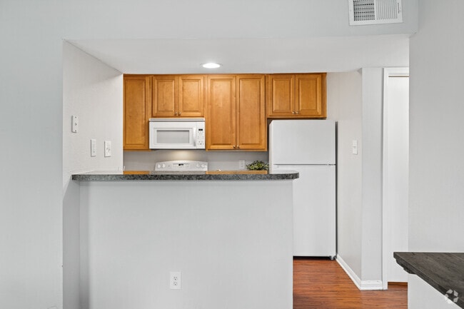 1BR, 1BA - 524SF - Dining Room / Kitchen