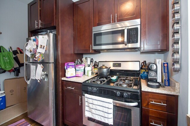 Building Photo - 2 Bedroom in Ukrainian Village /West Town / Noble Square - June 16th Unit 2R