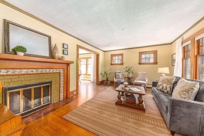 Photo - 824 N 66th St