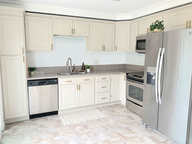 Building Photo - Beautiful and spacious 4 bed/ 2.5 bath home in Tierrasanta! 2 car garage, back yard, and communi...