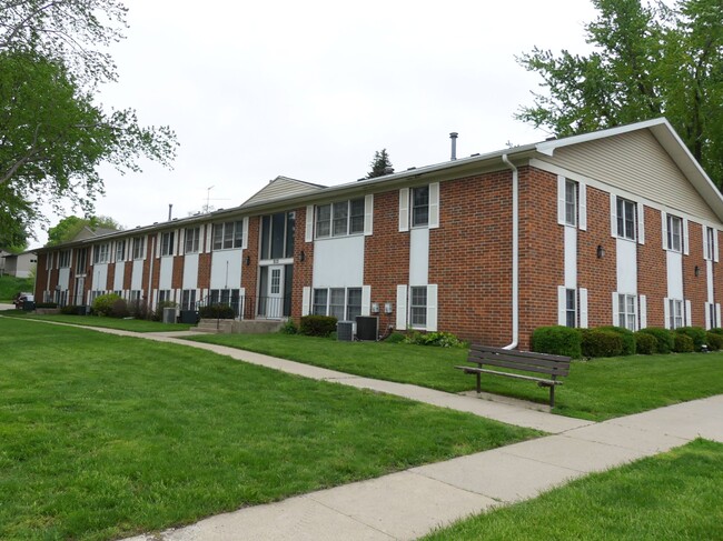 Exterior - Colonial Square Apartments