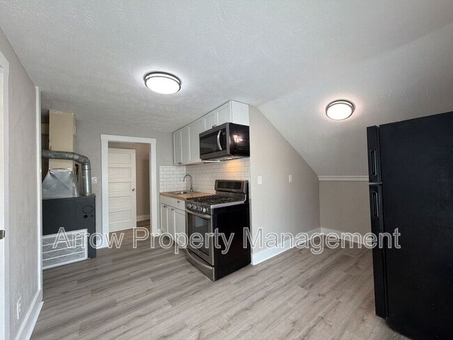 Building Photo - 2442 Vine St Unit 3