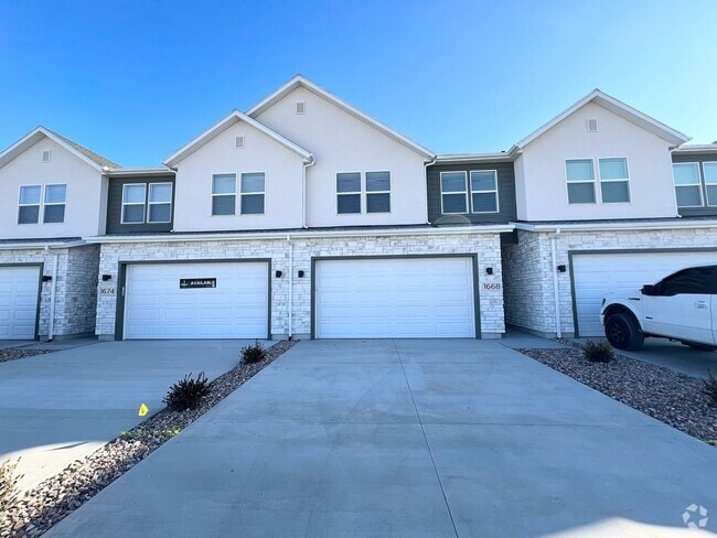 Building Photo - 3 Bed/2.5 Bath Townhome in Salem!