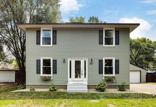 Building Photo - Great 4-Bed 2-Bath Home in Blaine - Available 7/1!
