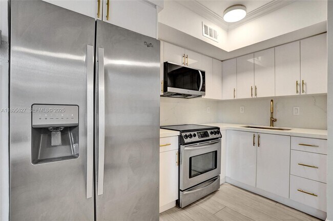 Photo - 924 SE 2nd St Unit 32