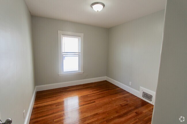 Building Photo - 34 Russell St Unit #2 Rental