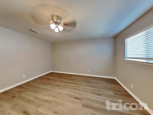 Photo - 902 Woodbrook St