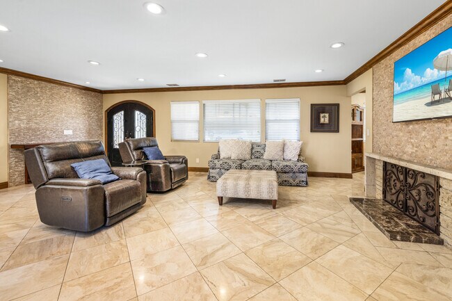 Photo - 401 Holmwood Dr