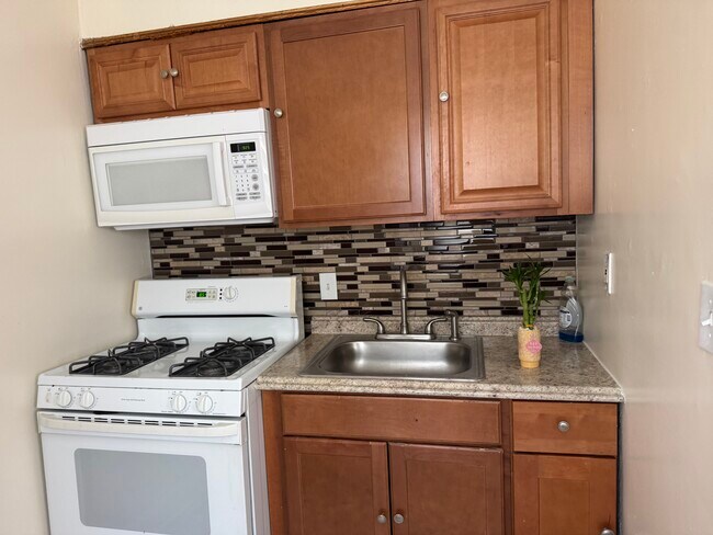 Kitchen - 913 Saint Dunstans Rd Unit A