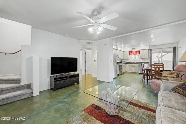 Photo - 744 E Adams St