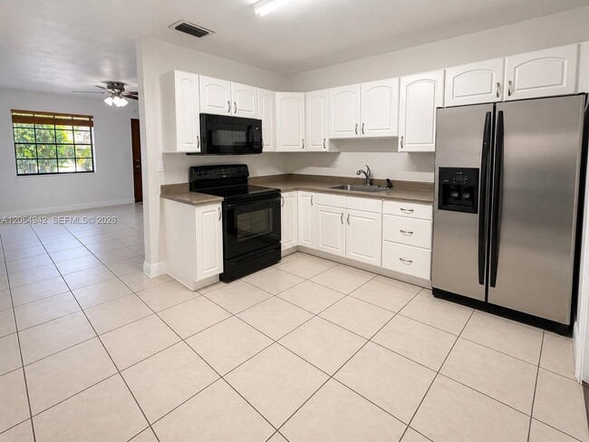 Building Photo - 525 SW 78th Ct Unit 525