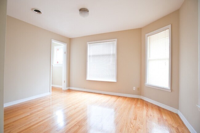 Building Photo - 8/1-$1745 – 3 BR with Laundry, Upper Flat Close to Lakefront and UWM - 2431 N Farwell Unit 2431-Upper