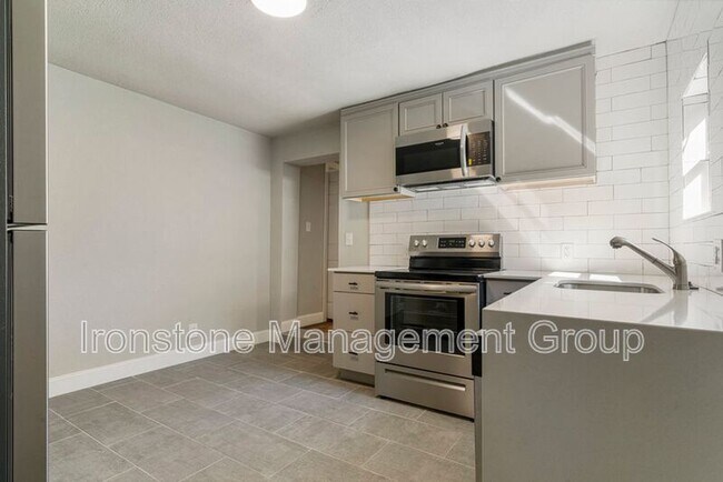 Photo - 2622 E 8th St