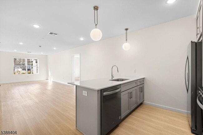Building Photo - 70 Ridgedale Ave Unit 204