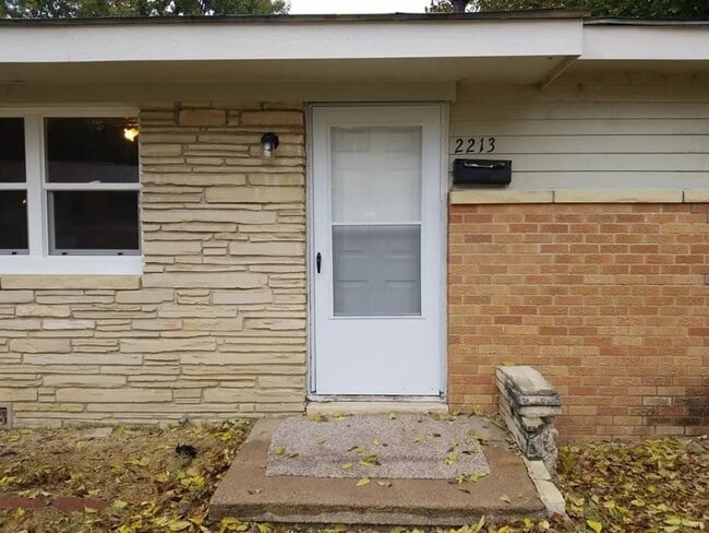 Building Photo - Charming 2-Bedroom 1 Bath Duplex!