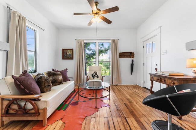 Photo - 2213 N Flores St