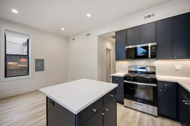 Photo - 1710 W Belmont Ave Unit 202