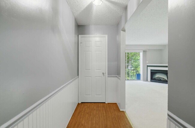 Photo - Lakeside End-Unit Condo Near Metro Convenience Unit #251