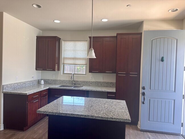 Kitchen - 1866 Vista del Sol Unidad #2