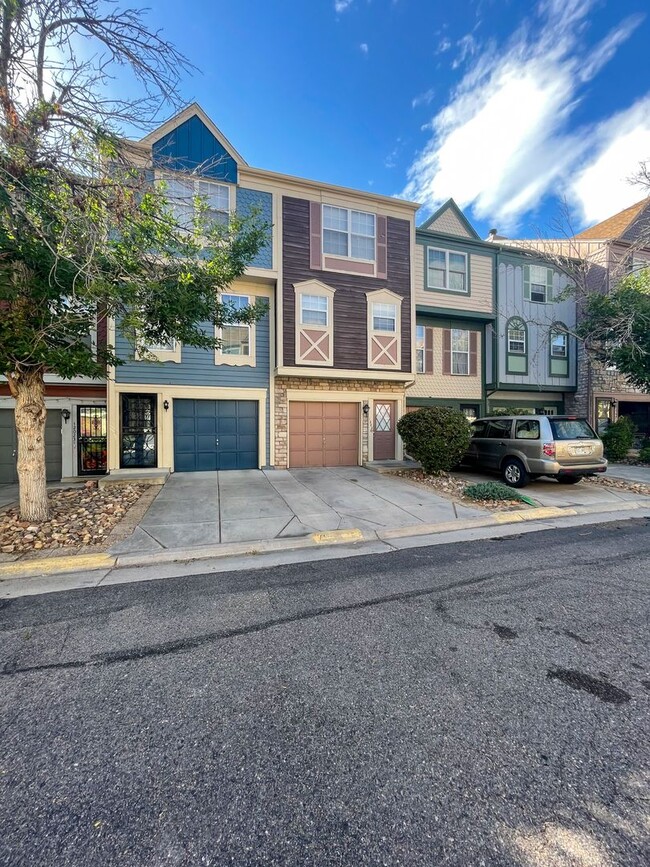 Building Photo - Beautiful 2-Bedroom Townhome in Aurora – A...