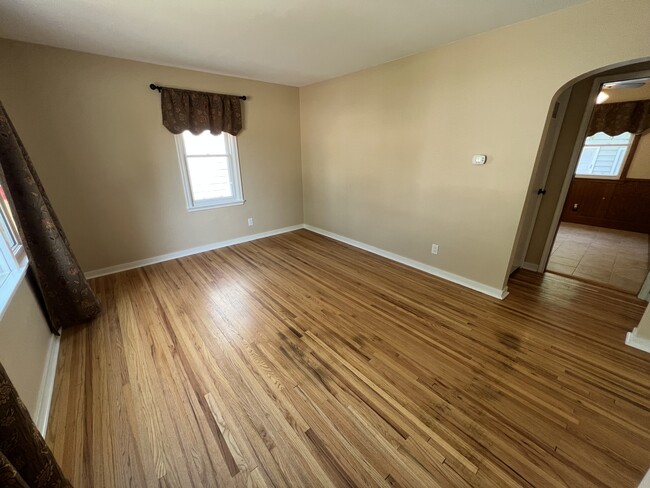 Photo - 114 10 1/4 St SE