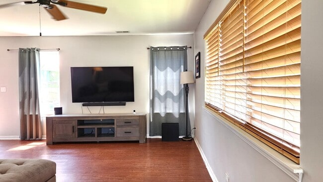 Photo - 301 Wedgewood Cir