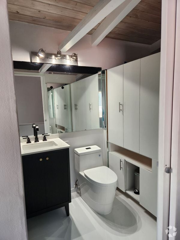 Building Photo - 305 S Bedford Dr Rental
