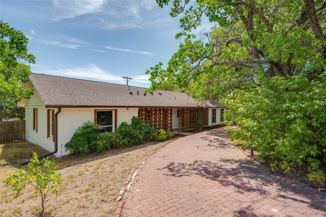 Building Photo - 2801 Cedarview Dr