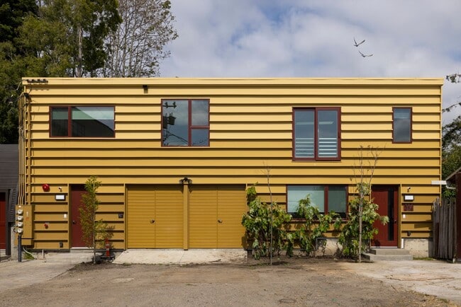 Photo - Bright Live-Work Studio with Deck & Tall Ceilings off Lowell Street in Oakland Unidad 929-D