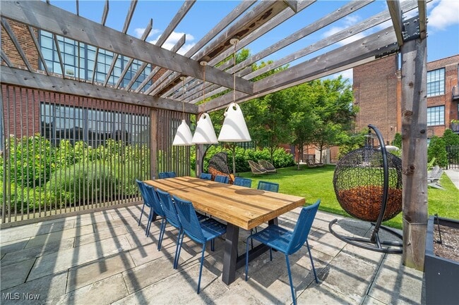 Building Photo - 2048 Fulton Rd Unit 114