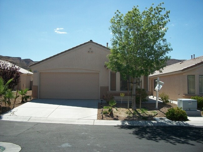 3 Bedrooms Single Story Home - 3 Bedrooms Single Story Home