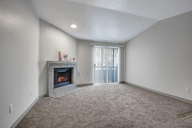 Sala de estar con chimenea con leña - Un dormitorio - Taluswood Apartments