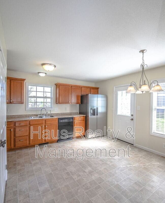 Photo - 955 Russet Dr