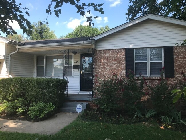 Building Photo - 3 bedrooms, 1.5 bath, close to Brookside restaurants, shopping and entertainment.