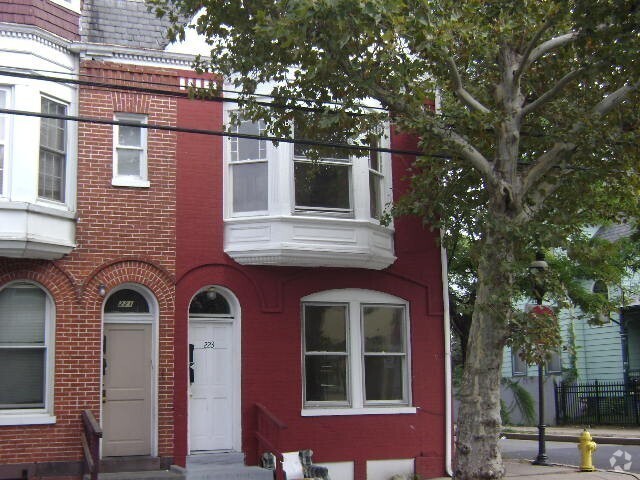 Building Photo - 223 S Pine St Unit 223 S PINE ST. #1 Rental