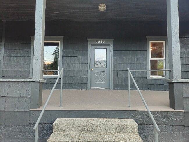 Photo - 1217 Commercial St