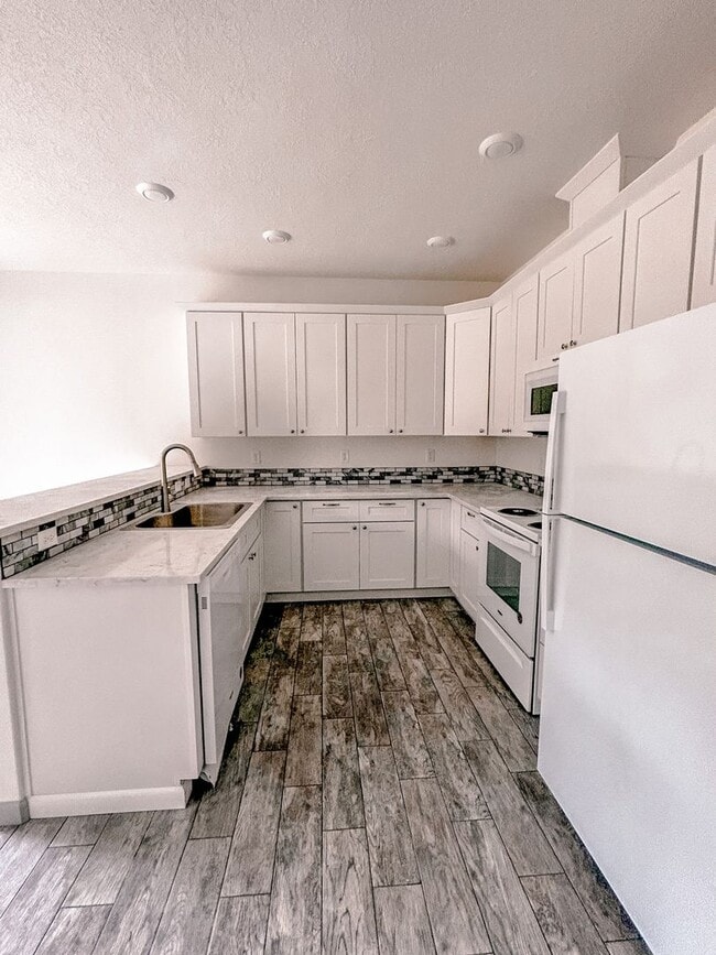 Photo - **SPRING SPECIAL- $400 off first months rent** 3 Bedroom Duplex in Veneta Unit 88024