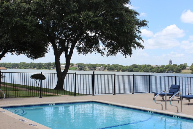 Lakeshore - Waterfront Pool