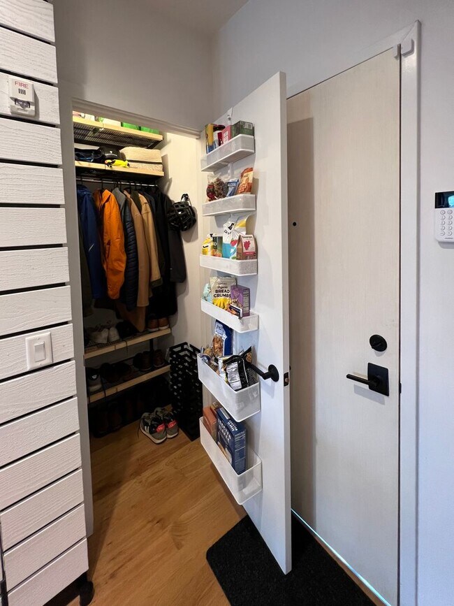 Photo - Trendy 1 Bedroom + den in Truxton Circle| Water included! Unidad 408
