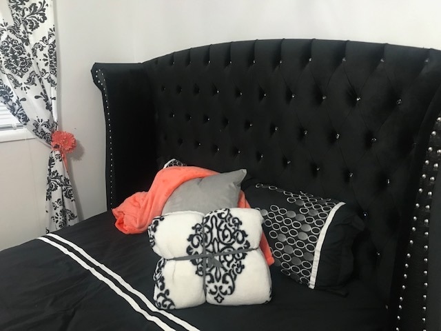 Cuando quieres todas las comodidades del hogar, incluye mantas suaves y almohadas adicionales en toda la casa. - 508 Crab Apple Ct