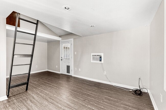 Photo - Detached Studio With Storage & Private Fenced Yard Near Sloan's Lake!
