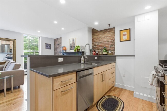Photo - 28 Derne St Unit 2