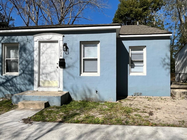 Available March 10th! Charming 2BR/1BA Duplex - Available March 10th! Charming 2BR/1BA Duplex Apartment