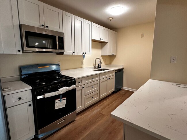Building Photo - 435 Oaklawn Ave Unit 435 Oaklawn Ave 324 (L)