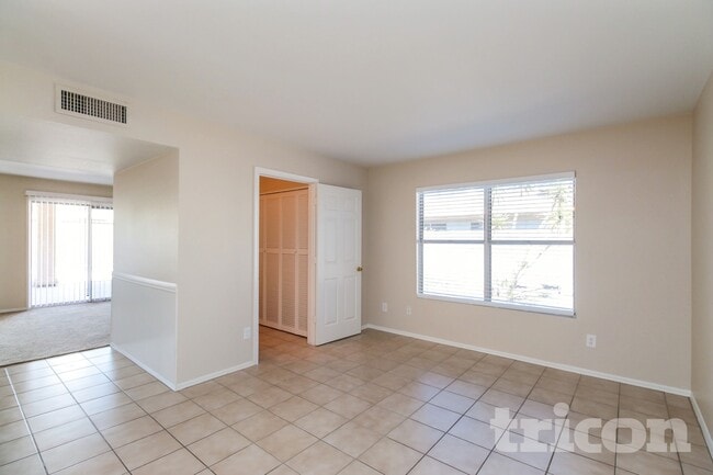 Photo - 1406 E Kerry Ln